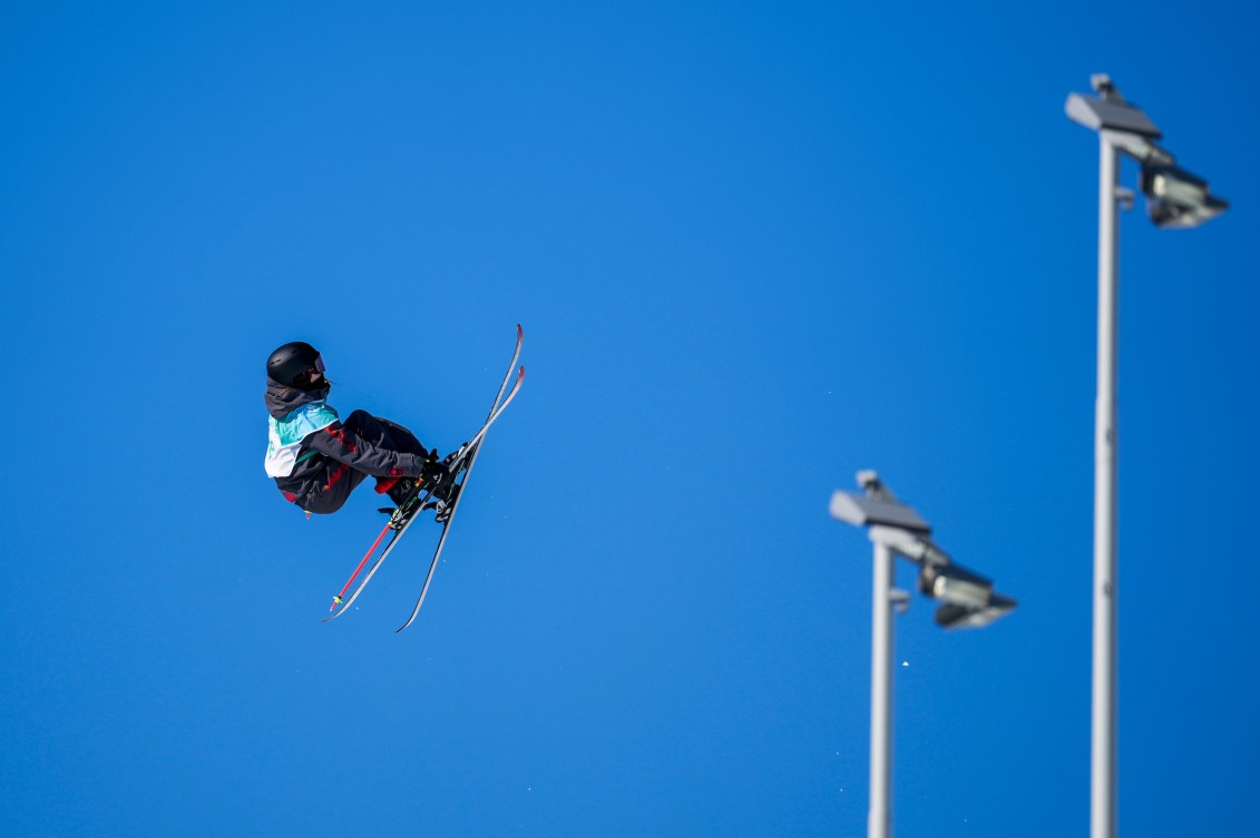 Megan Oldham effectue des manoeuvres dans les airs pendant la compétition de big air.