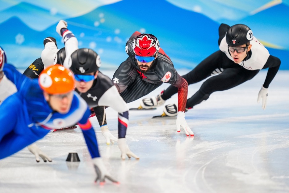 Steven Dubois en pleine course lors de l'épreuve de patinage de vitesse de 1500 m