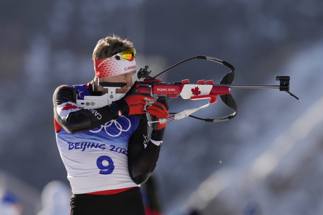 Scott Gow d'Équipe Canada se positionne pour tirer à une épreuve de biathlon de Beijing 2022.