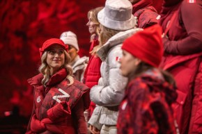 Des athlètes portent la collection Beijing 2022 d'Équipe Canada et lululemon.