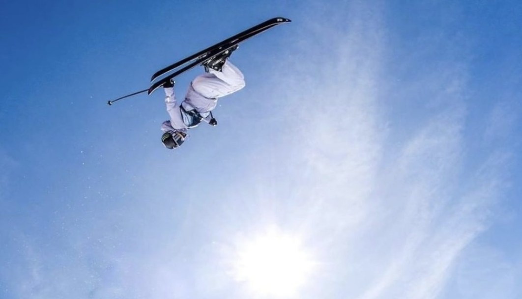 Cassie Sharpe exécute une figure très haut dans les airs en ski acrobatique
