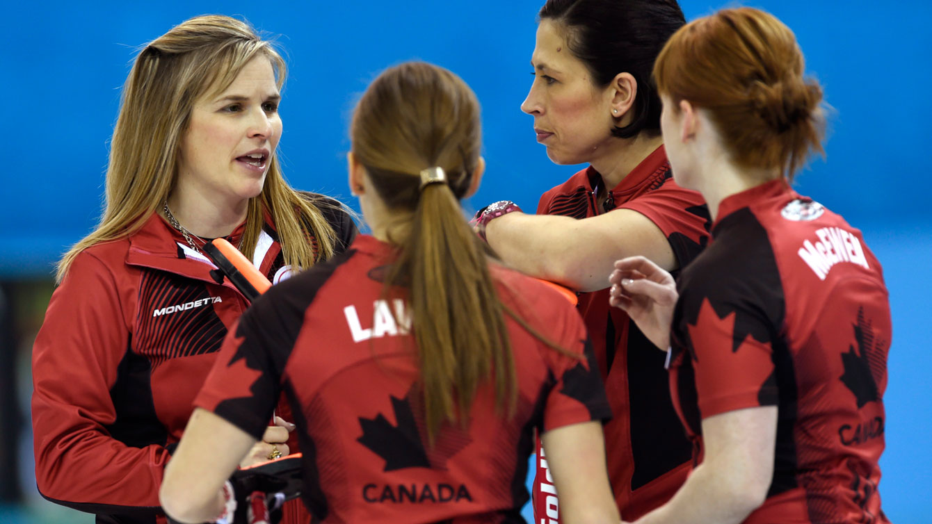 L'équipe canadienne écoute la capitaine Jennifer Jones aux Jeux de Sochi 2014.