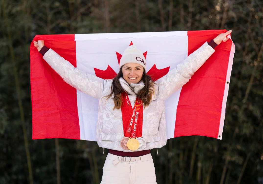 Isabelle Weidemann comme porte-drapeau de la cérémoniee de clôture de Beijing 2022.