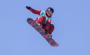 Laurie Blouin effectue une manoeuvre dans les airs.