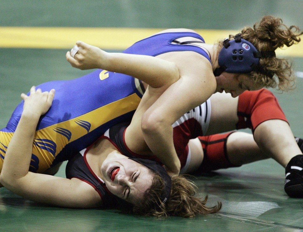 Leah Ferguson tient sa rivale, Emma Brightwell, fermement au sol lors d'une épreuve de lutte féminine par équipe en Saskatchewan, en 2005.