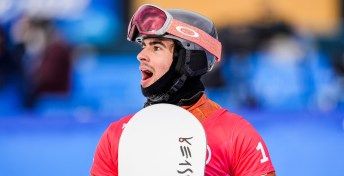 Eliot Grondin regarde au loin de côté et a la bouche ouverte.