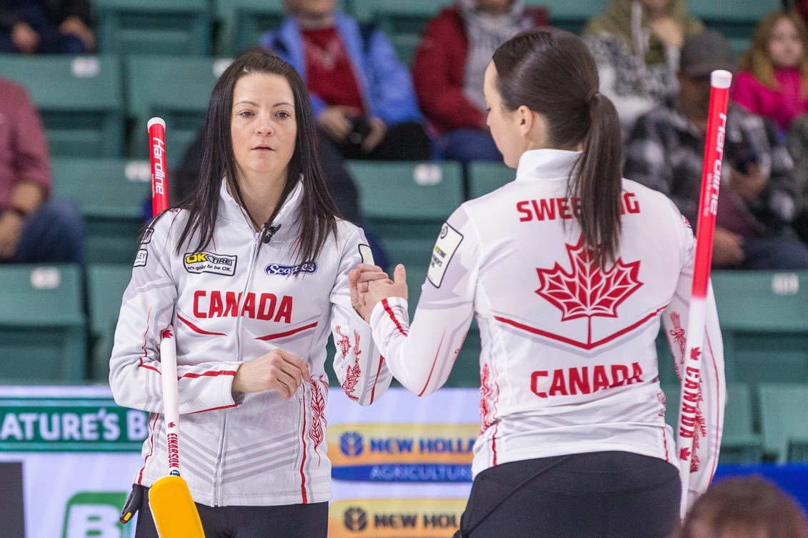 Kerri Einarson tape dans la main de Val Sweeting .