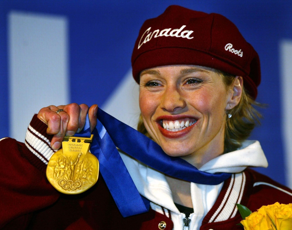 Catriona Lemay Doan sourie et montre sa médaille d'or gagnée au 500 mètres féminin en patinage de vitesse sur longue piste à Salt Lake City