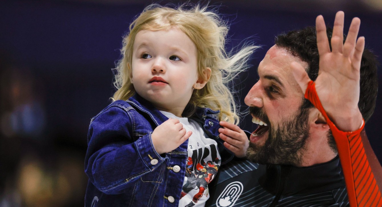 Charles Hamelin avec sa fille Violette dans les bras.