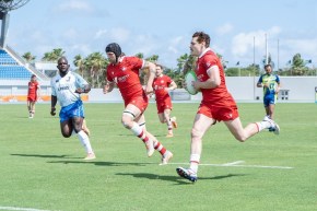Un joueur de rugby cours durant un match.