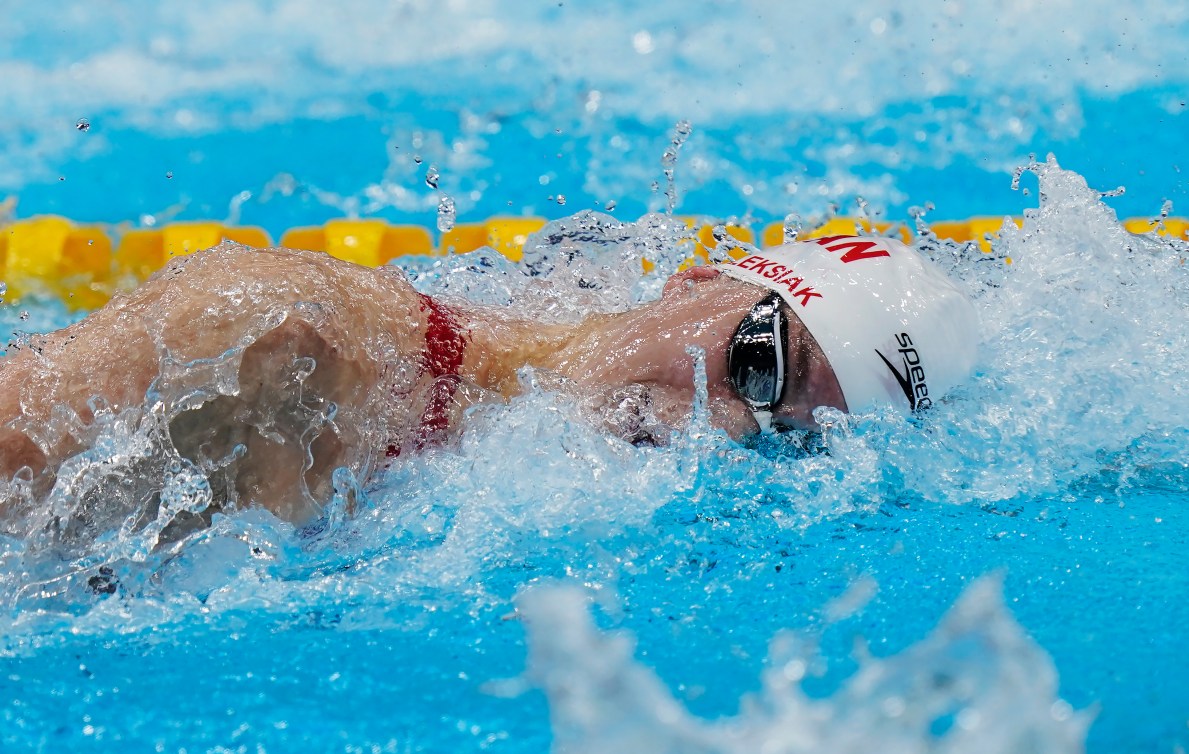 Penny Oleksiak nage avec la tête qui sortie de l'eau qui regarde vers la droite. 