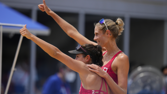 Melissa Humana-Paredes et Sarah Pavan posent pour une photo ensemble