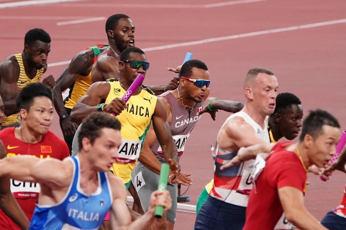 Un échange de relais au 4x100 m masculin. 