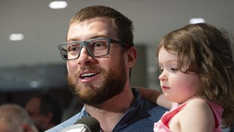 Laurent Dubreuil avec sa fille Rose dans les bras.