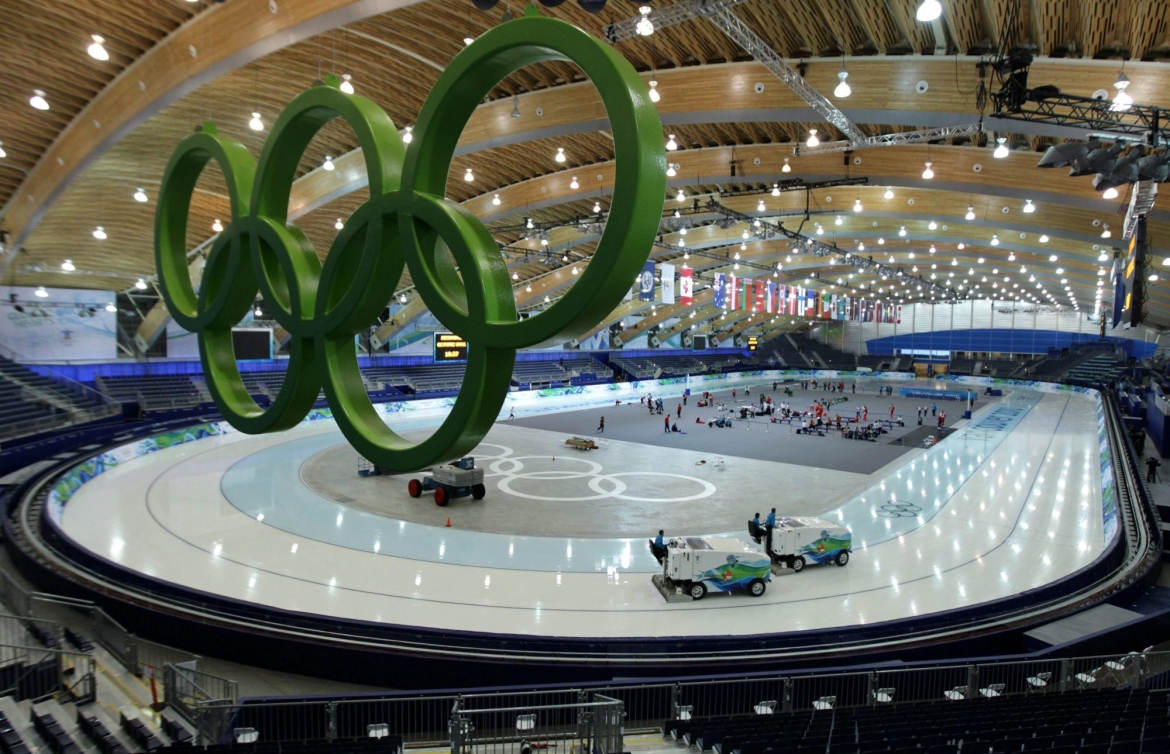 La glace est refaite entre les séances d'entraînement à l'anneau olympique de Richmond.