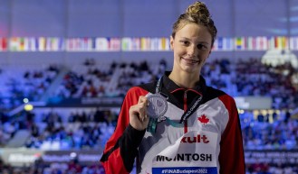 Summer McIntosh tient sa médaille d'argent.