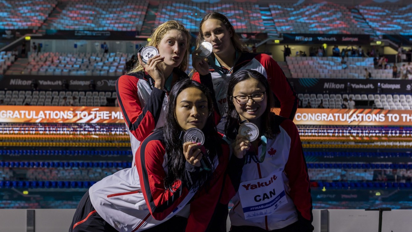 Quatre nageuses avec leur médaille.