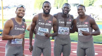 Quatre coureurs posent.