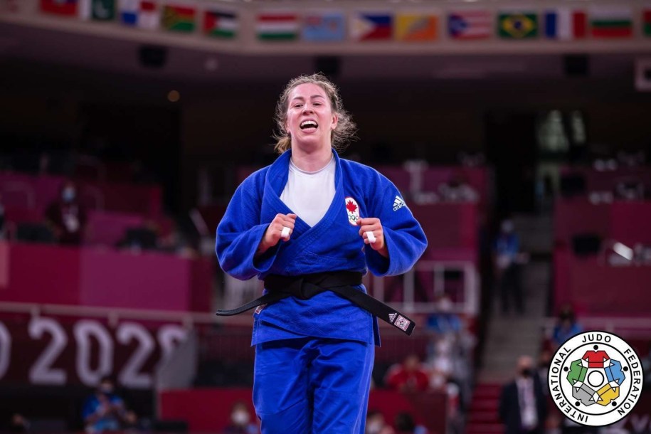 La judoka d'Équipe Canada Catherine Beauchemin-Pinard célébrant après une victoire