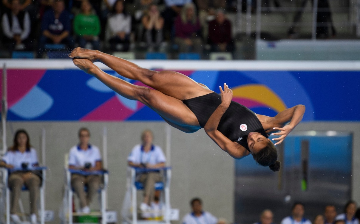 Jennifer Abel exécute une vrille dans un plongeon. 