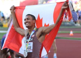 Pierce LePage célèbre sa médaille d'argent au décathlon