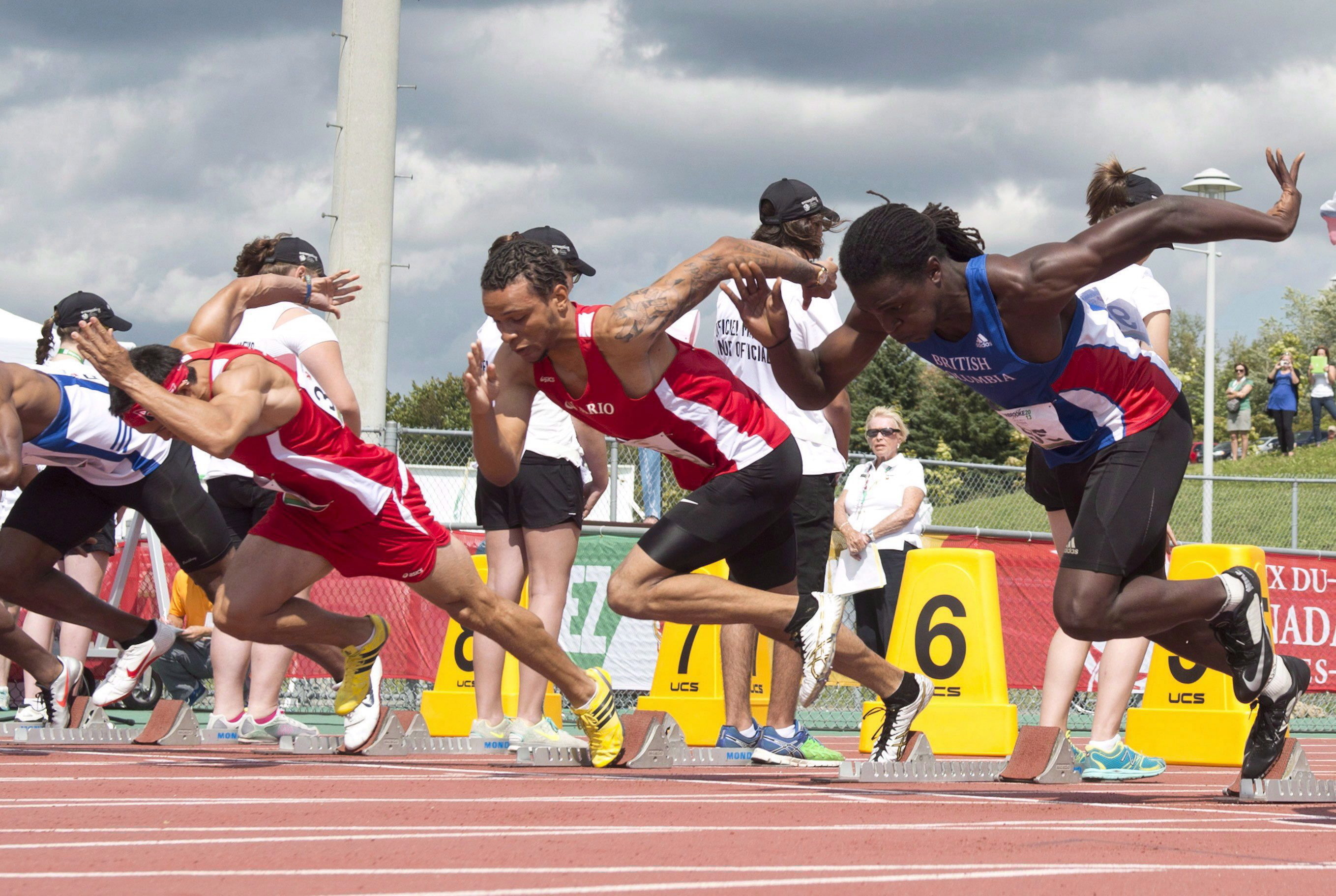 Andre De Grasse avec cinq autres sprinteurs effectue leurs départ.