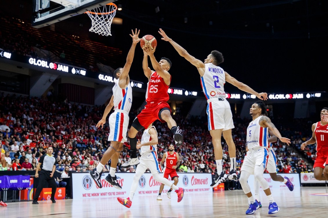 Un joueur de basketball saute au panier. 