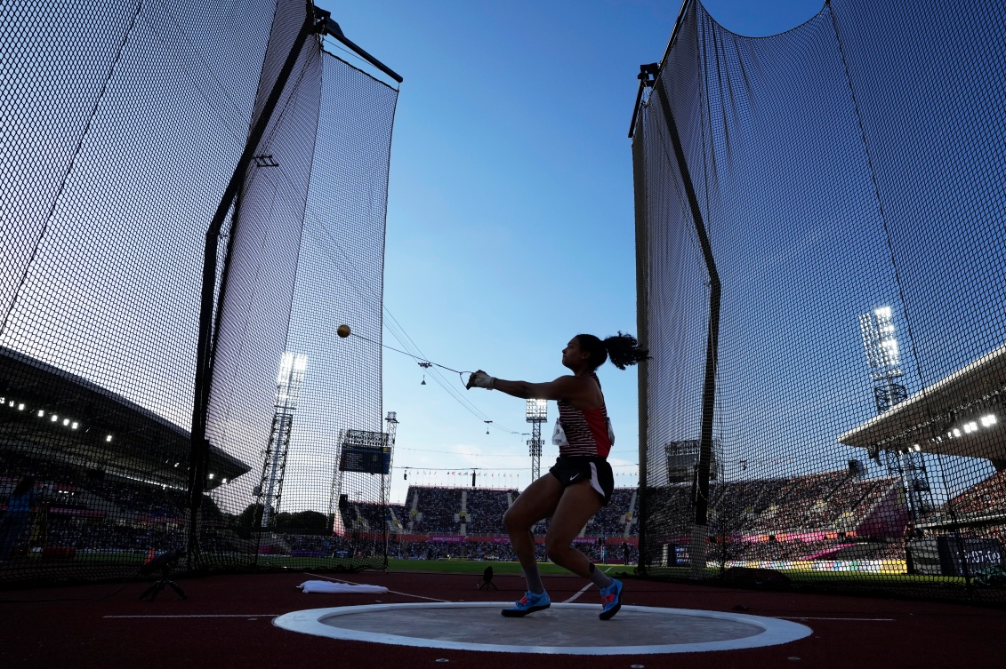 Jillian Weir fait un lancer du marteau.