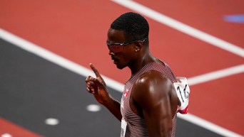 Aaron debout sur la piste d'athlétisme.