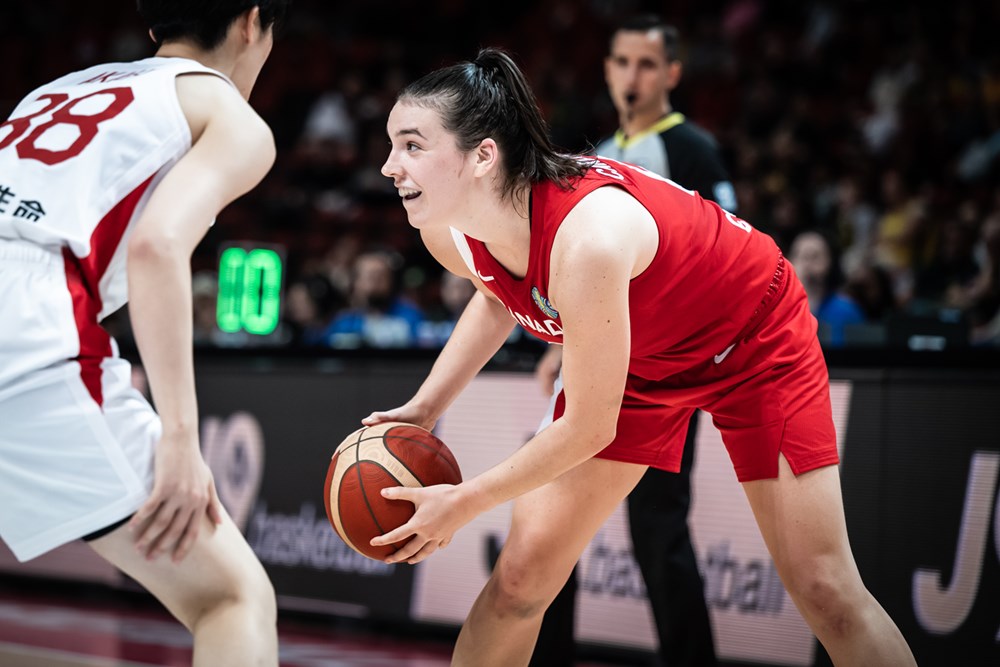 Bridget Carleton du Canada dribble devant une adversaire