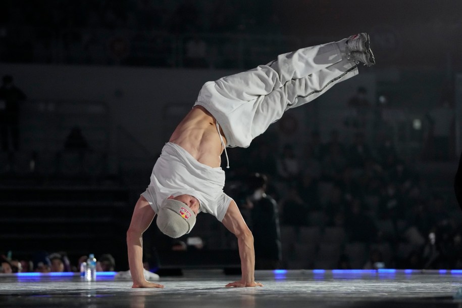 Un danseur effectue un mouvement sur les mains.