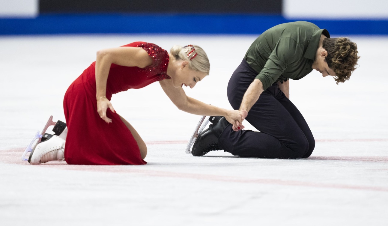 Piper Gilles et Paul Poirier à genoux sur la glace.