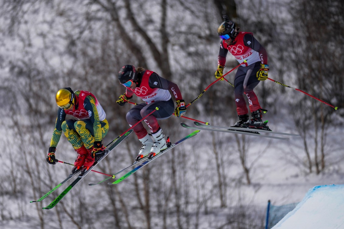 Trois skieurs de ski cross en pleine course.