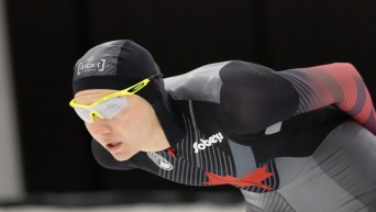 Une patineuse vue de près pendant une course