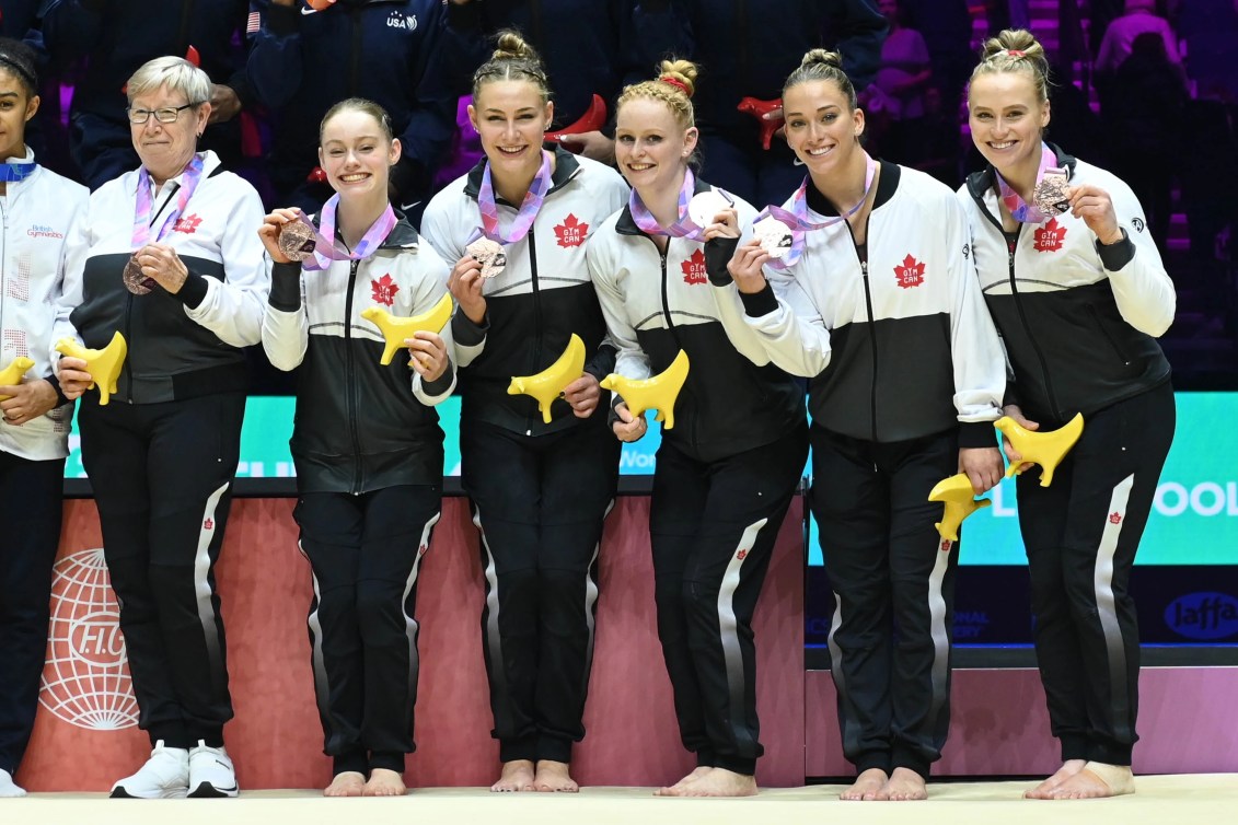 Des gymnastes avec leur médailles au cou.