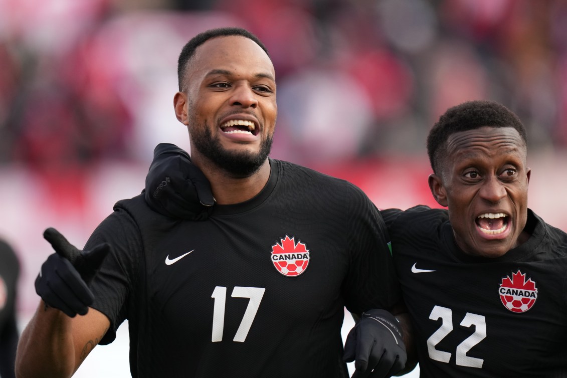 Cyle Larin et Richie Laryea sourient.