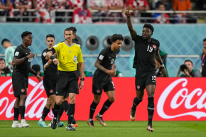 Alphonso Davies et ses coéquipiers célèbrent un but.