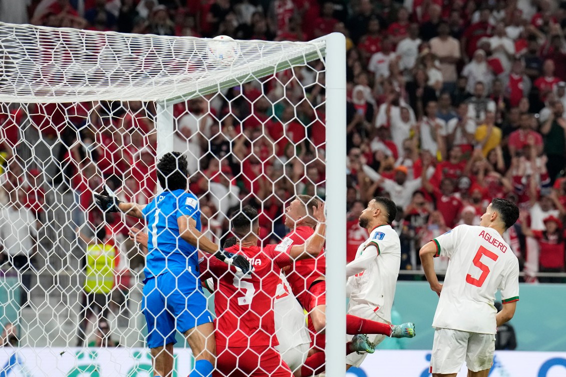 Des joueurs dans le but.