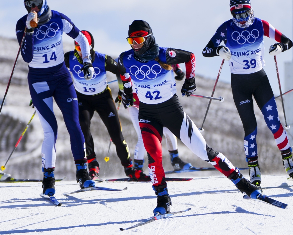 Des athlètes de ski de fond en action. 