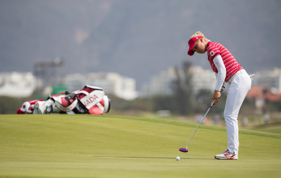 Brooke Henderson frappe sa balle sur le vert.