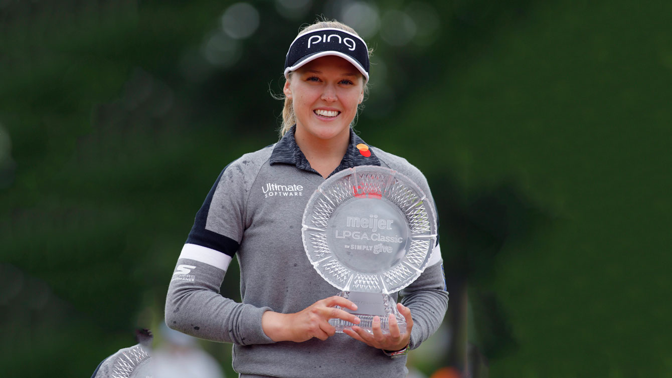 Brooke Henderson sourit avec un trophée.