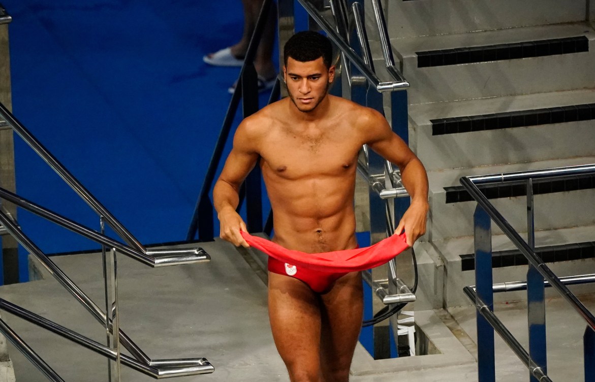 Cédric Fofana sur le bord de la piscine. 