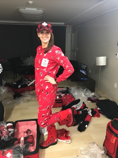 Lisa Weagle avec une valise et des vêtements d'Équipe Canada.