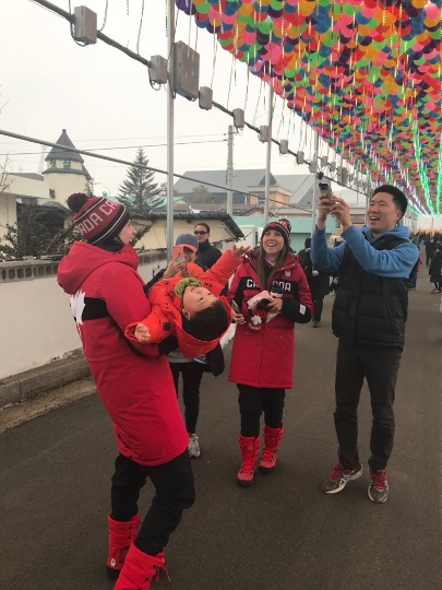 Lisa Weagle avec ses coéquipière dans une rue décorée. 