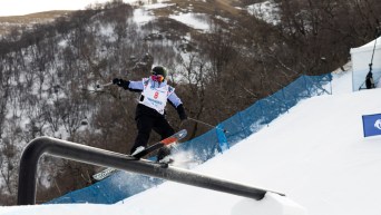 Megan Oldham sur une rampe dans une descente de slope style.
