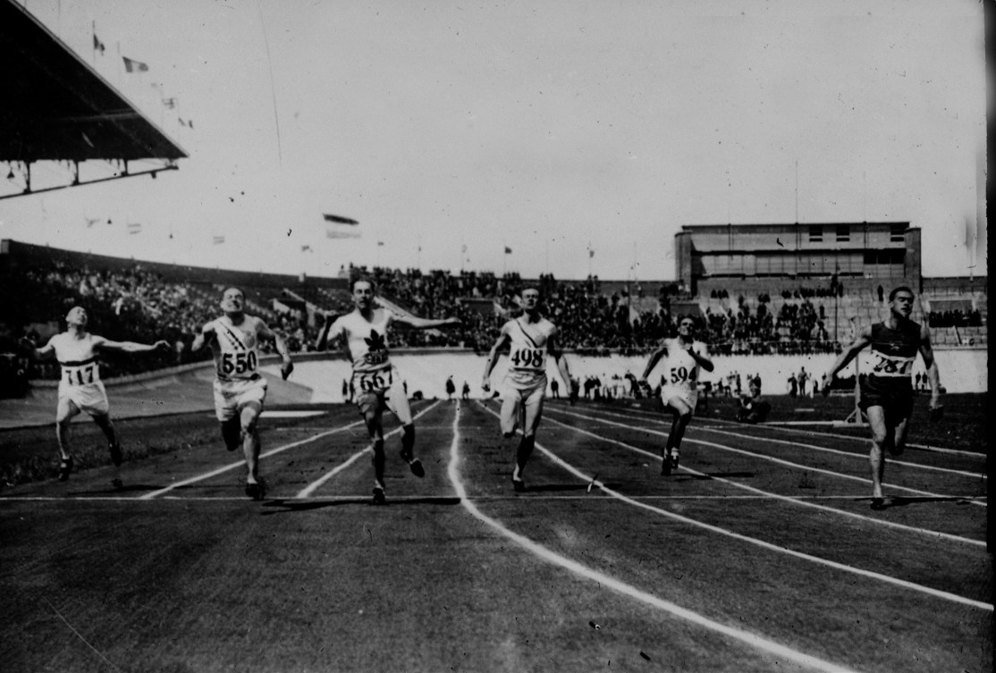 Des athlètes sur la piste d'athlétisme. Photo en noir et blanc.