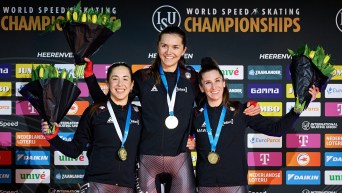 Trois patineuses canadiennes avec leur médaille d'or.