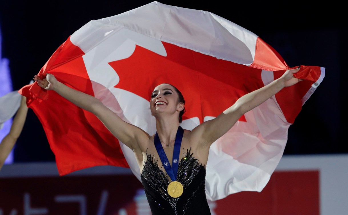 Kaetlyn Osmond avec le drapeau canadien et la médaille d'or. 