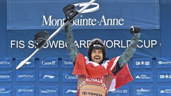 Eliot Grondin célèbre les bras dans les airs.