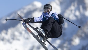 Megan Oldham exécute une figure dans les airs